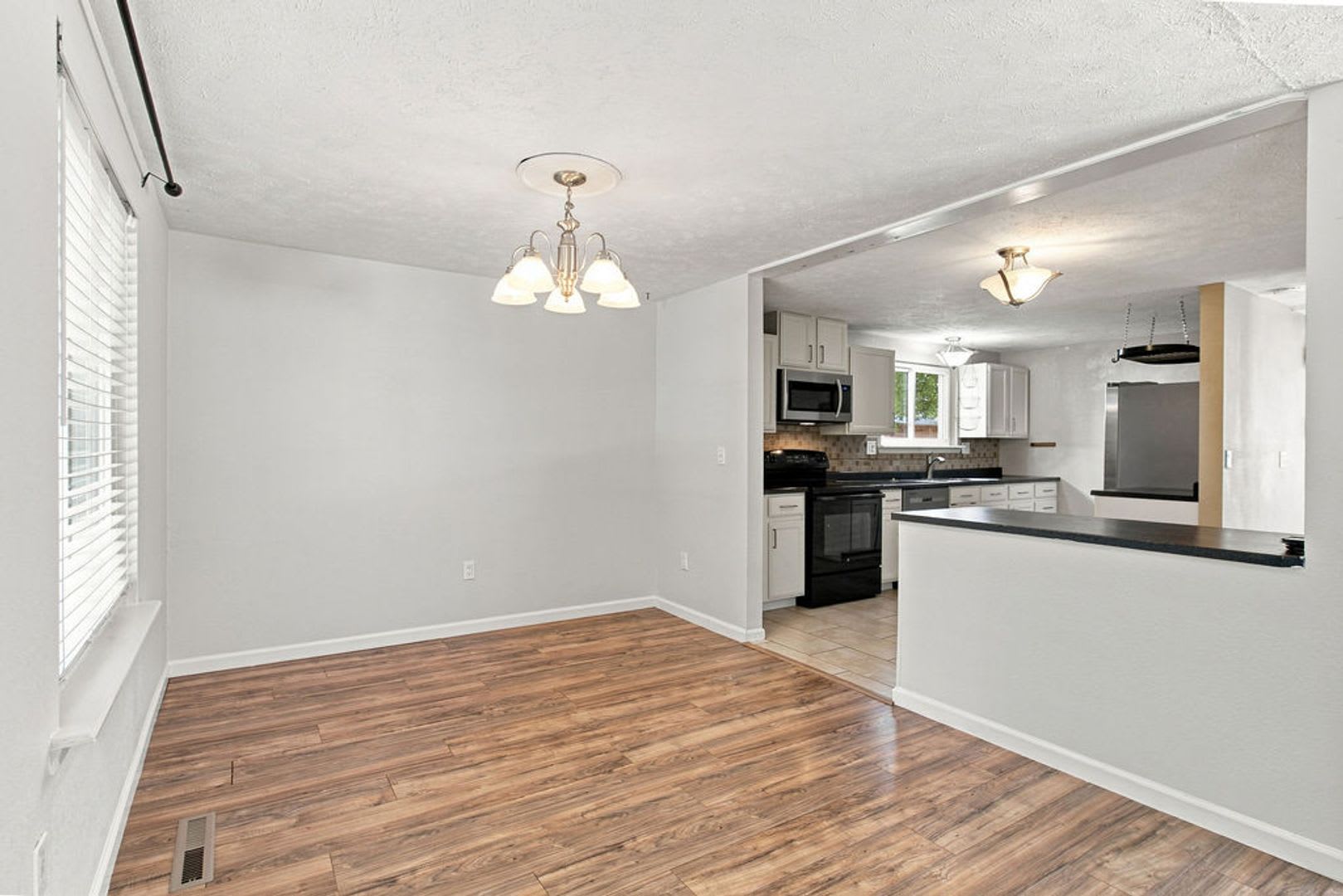 Beautiful 4 Bedroom Available in Rossborough – photo 1