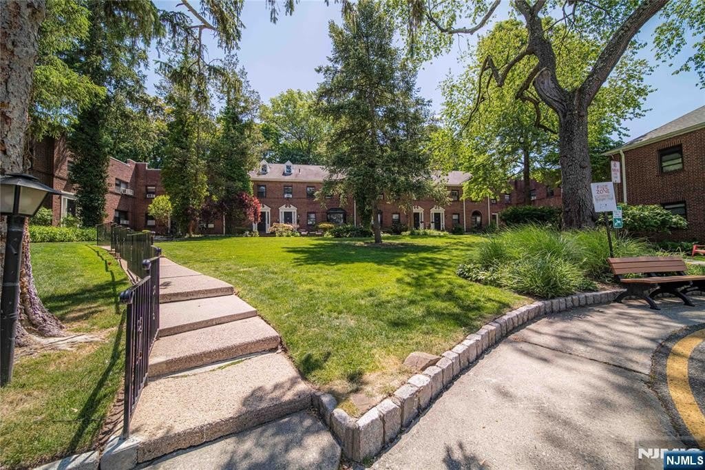 90 Tracey Place – photo 1