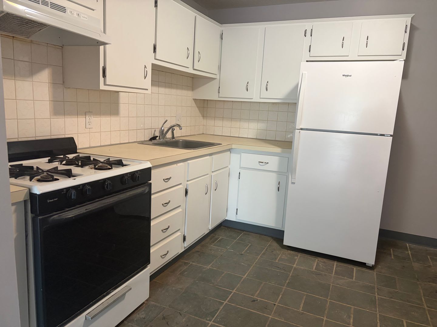 2 Bedroom, 1 bath, 3rd floor apartment in Hooksett, NH – photo 1