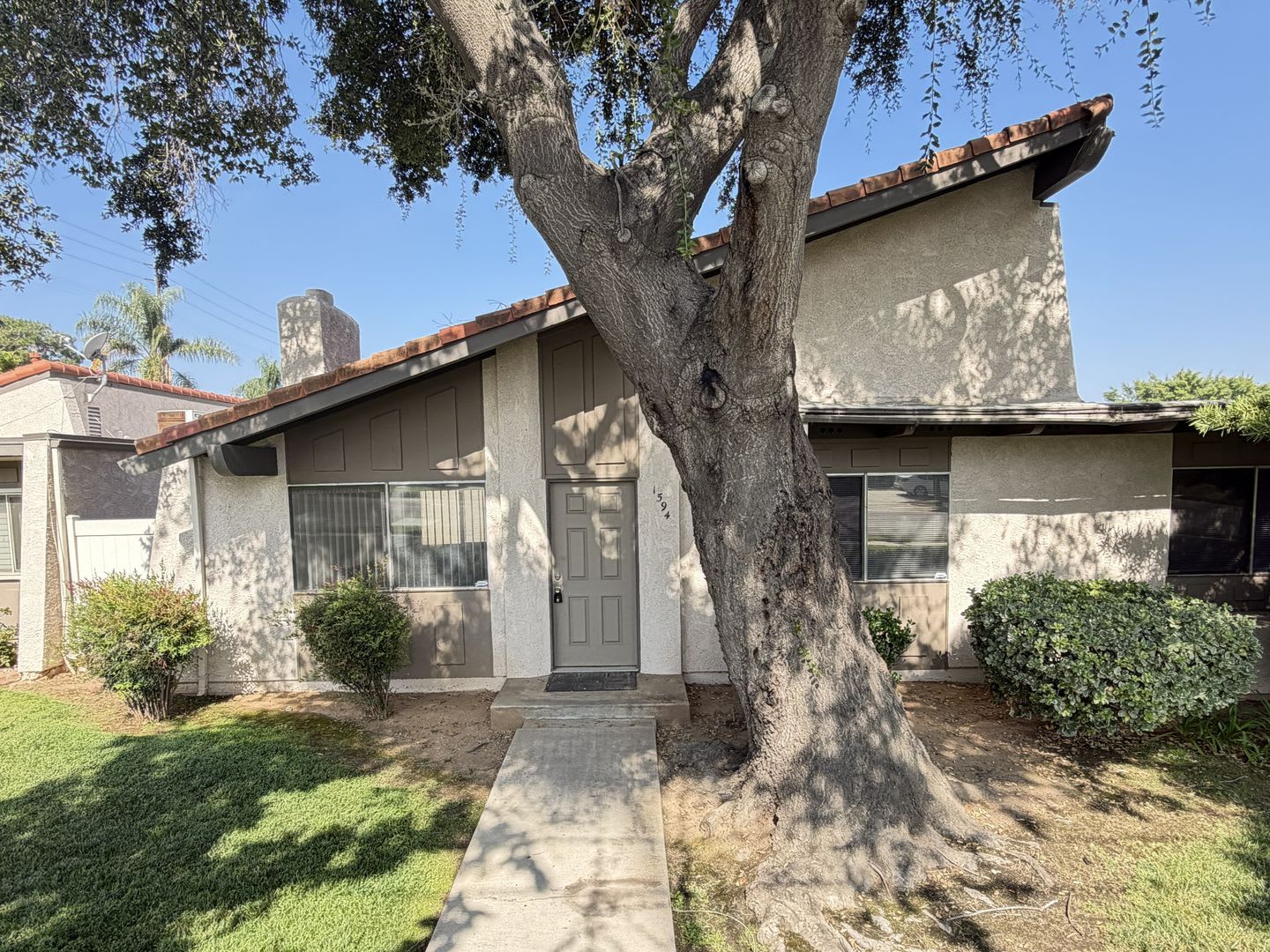 Redlands Townhouse in Great Complex 2+ 1.5 AVAILABLE NOW – photo 1