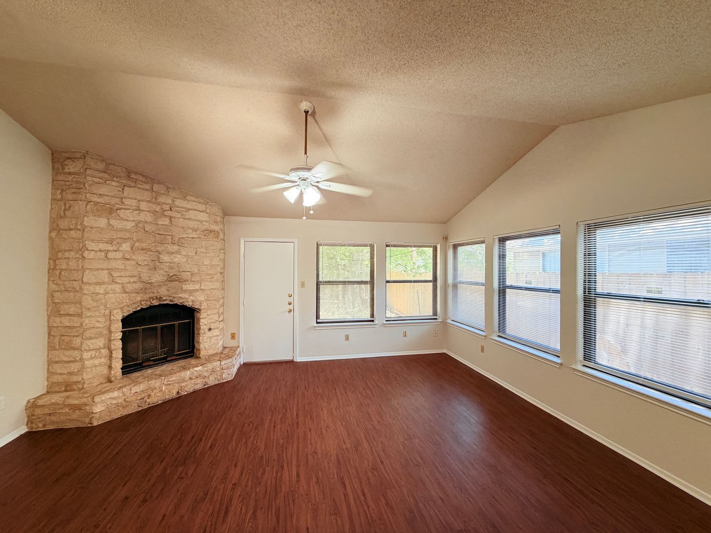 Great 3/2 single story home on a quiet street in Round Rock! – photo 4
