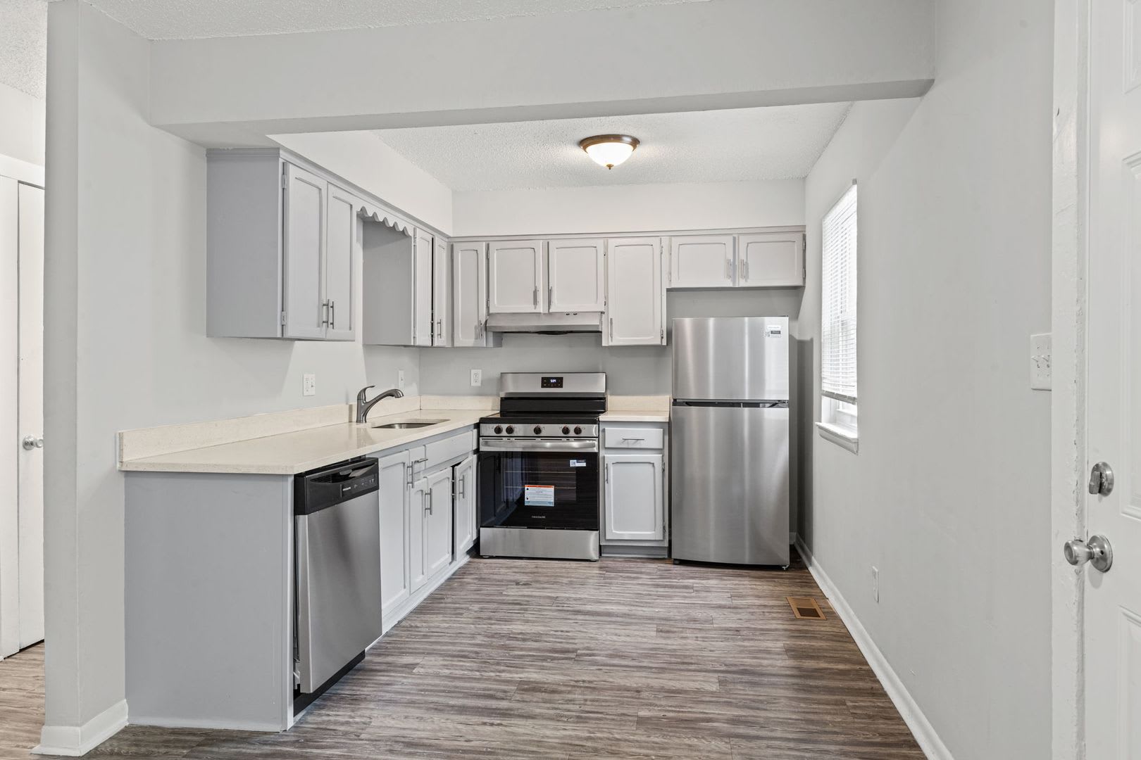 Back-to-School Special! Spacious Updated 3BR Townhome + $250 Off 2nd Month’s Rent – photo 3