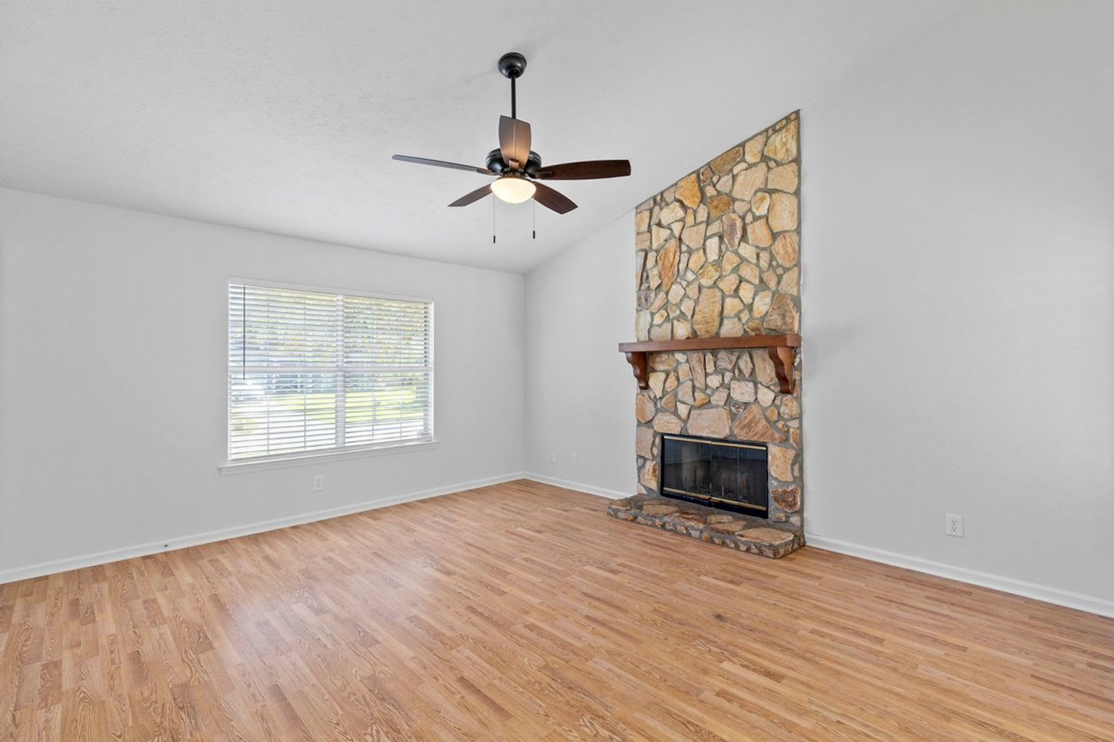 3 Bedroom, 2 Bath Home Within Walking Distance to School/Shopping – photo 4