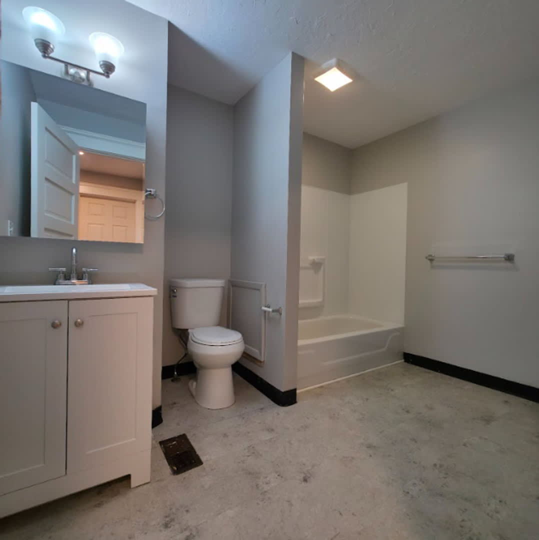 Single Family Home 4 beds 1.5 bath Available Now! – photo 4