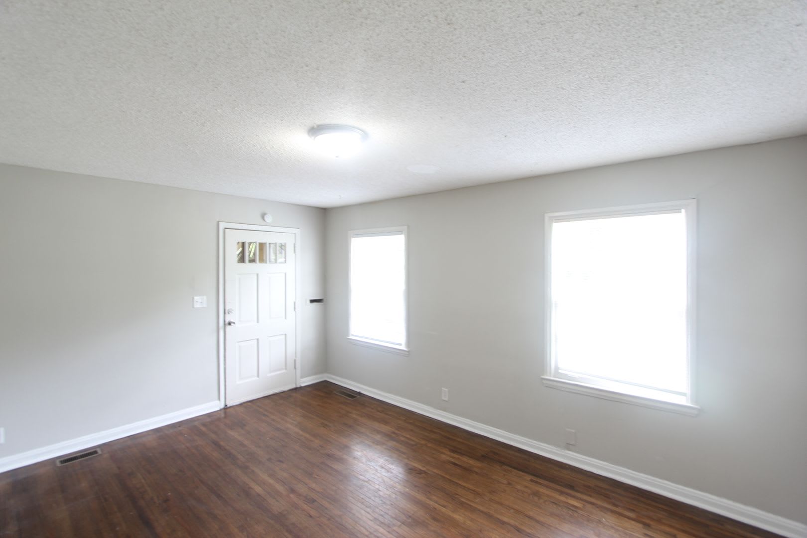 New On The Market! Fresh New Updates!! Better Hurry To See This One!! – photo 4