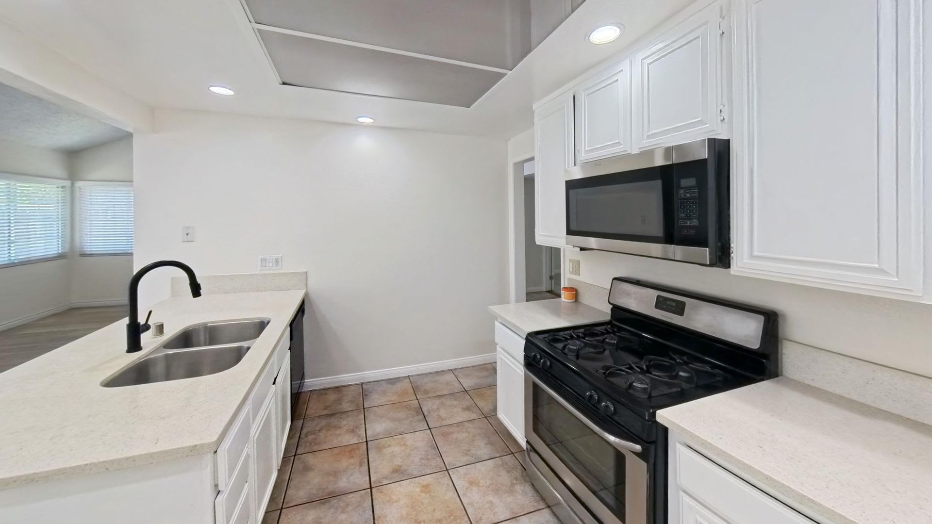 500 Off Of The First Month S Rent Move In By September 1St Prime Location And Spacious Home At 1617 Toyon Pl Corona – photo 3