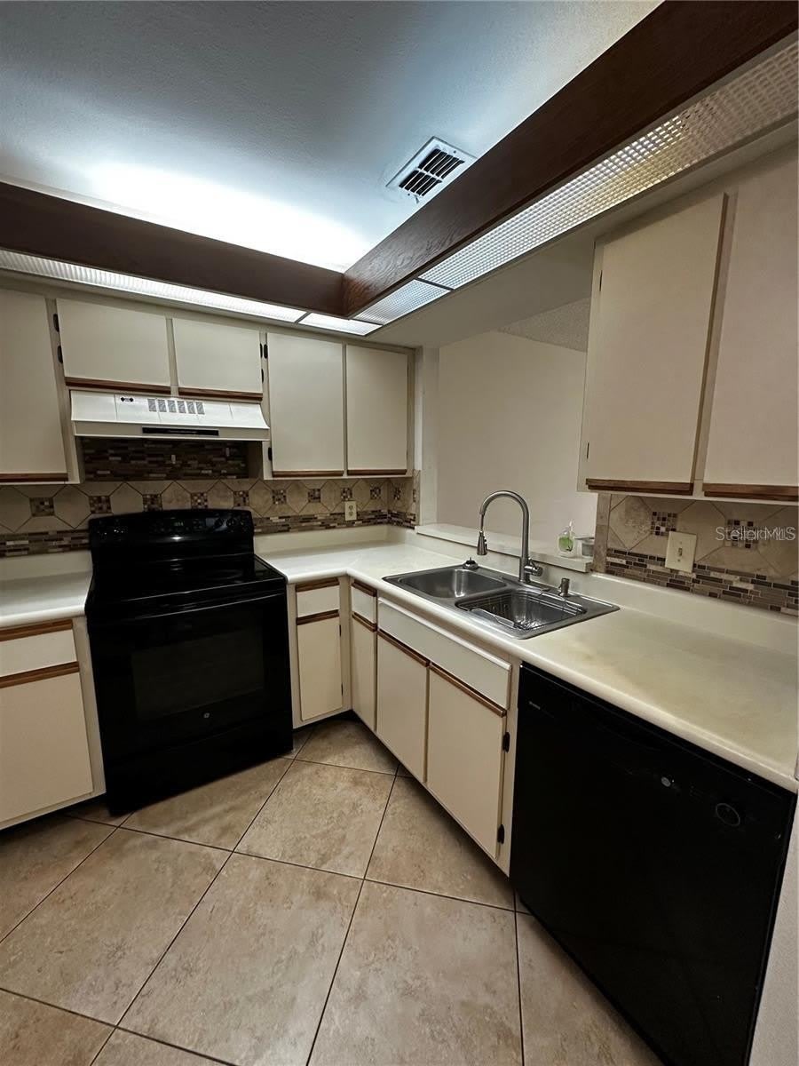 3100 S SEMORAN Boulevard – photo 3