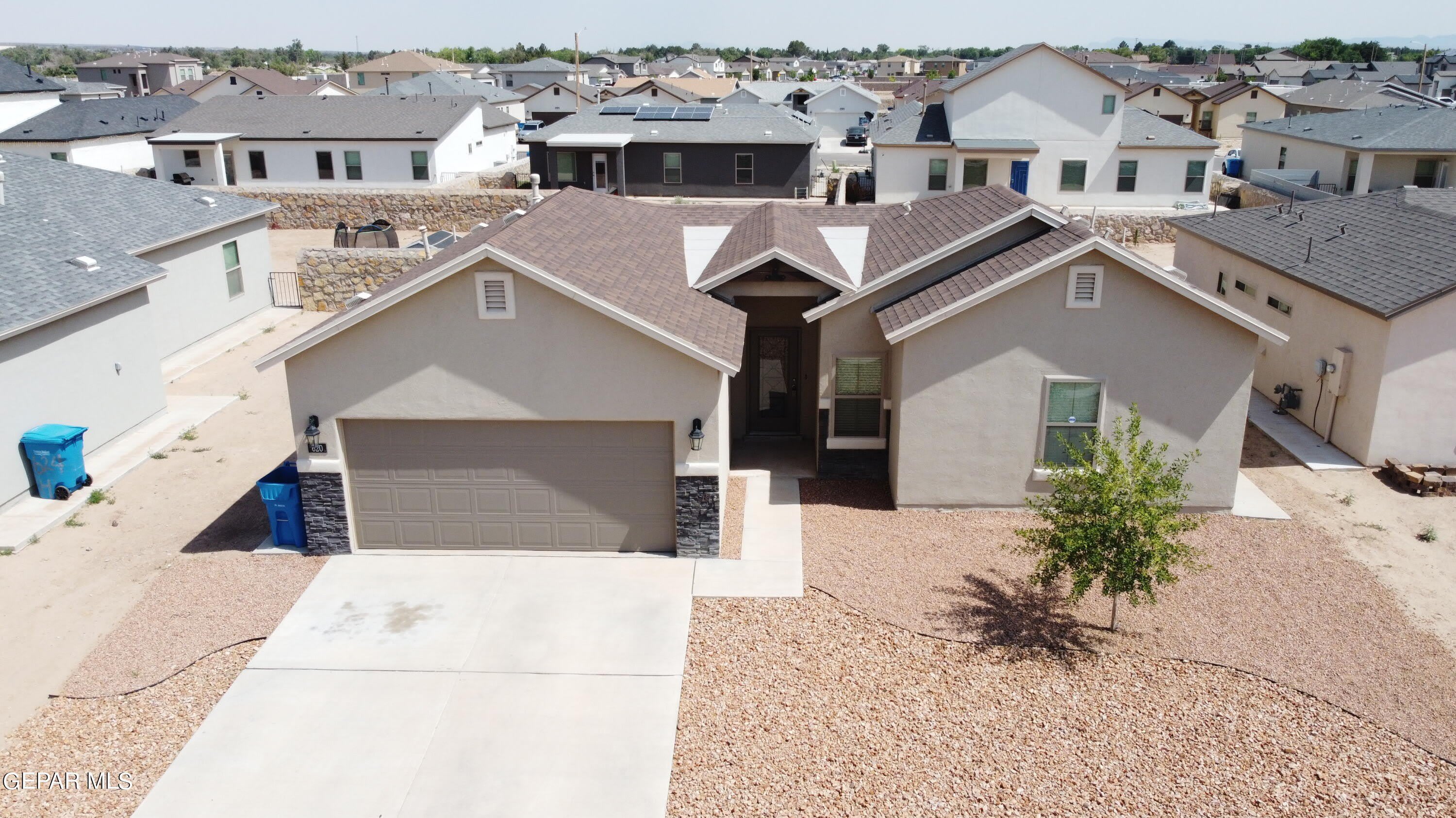 620 ADRIAN ARELLANO Street W – photo 2