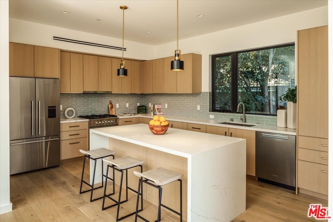 2822 1 2 Avenel St – photo 2