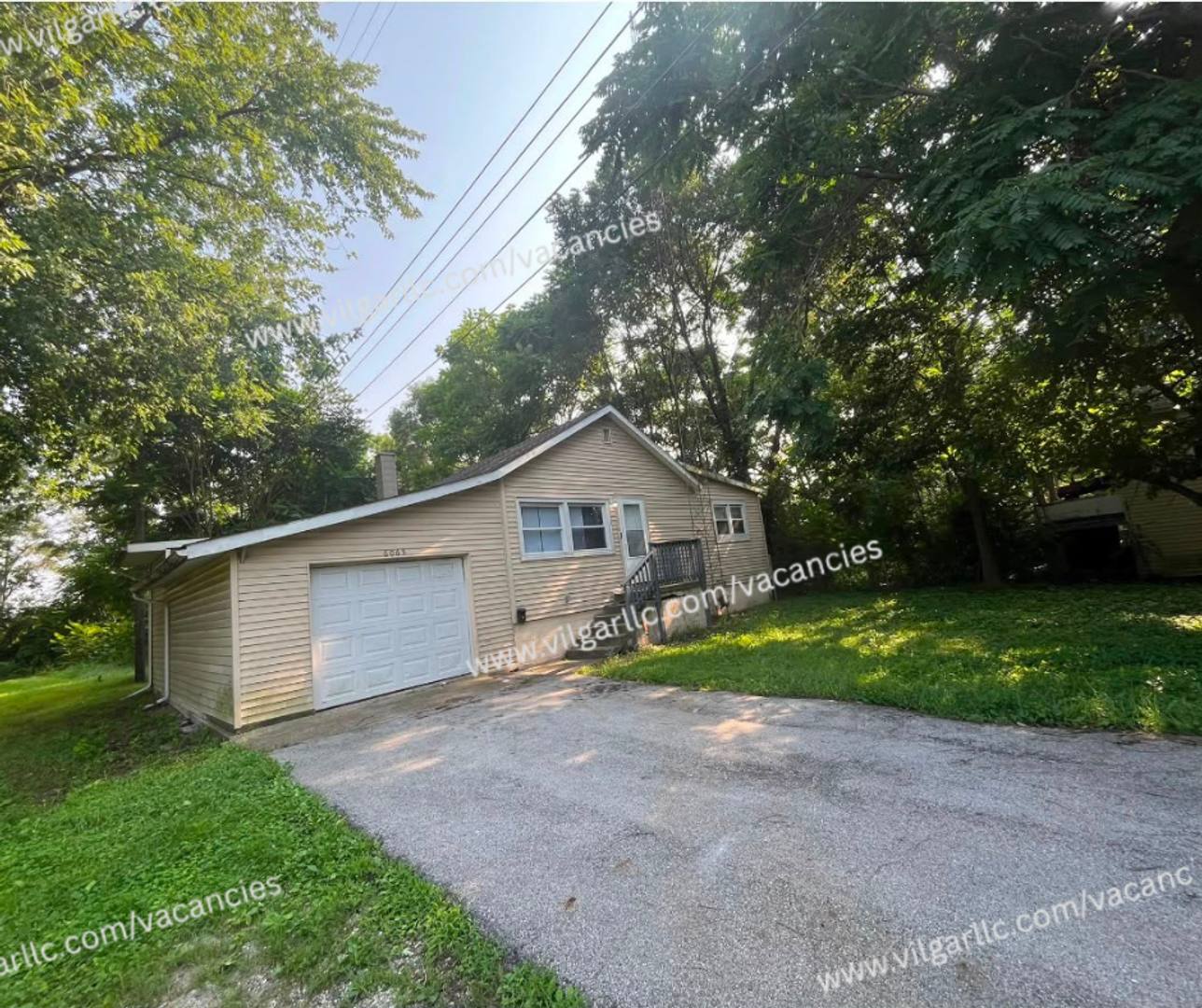 3 Bedrooms • 1 Bathroom • Bonus Game & Office Space – photo 1