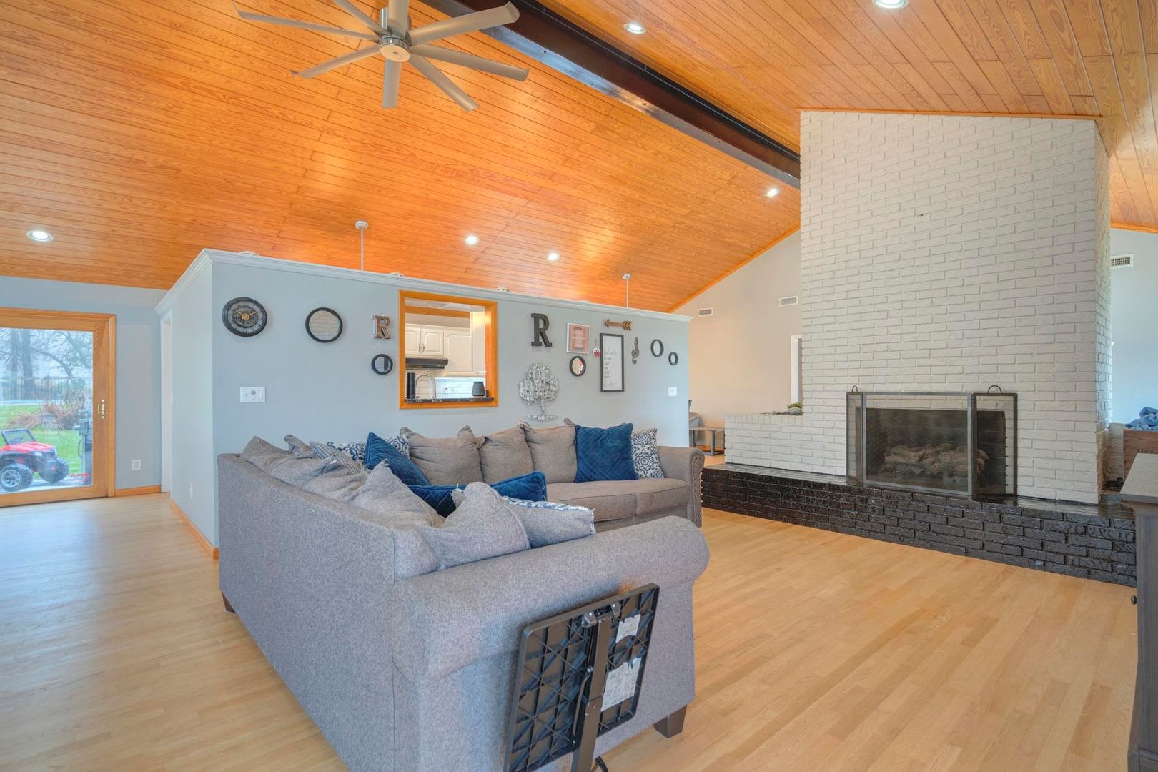 Open Floor Plan Home With Fenced Yard And Excellent Location – photo 4