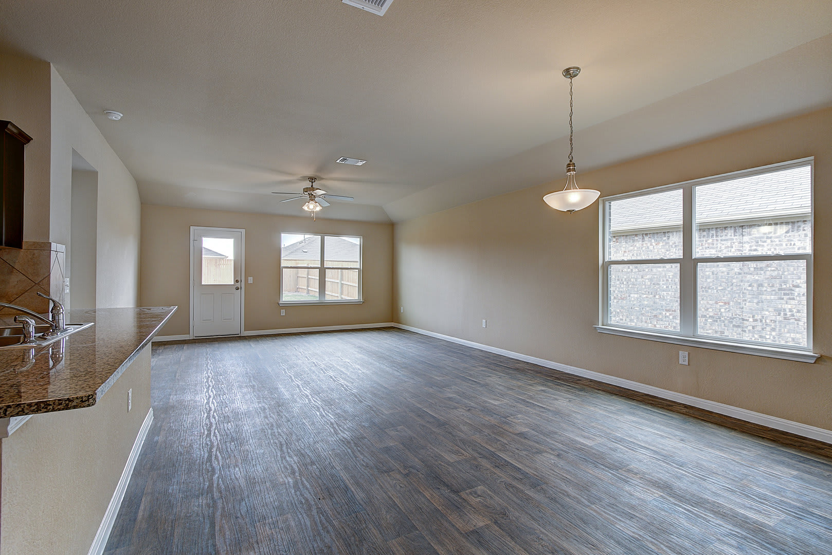 Gorgeous 4 Bed/3 Bath in Pioneer Crossing! – photo 4