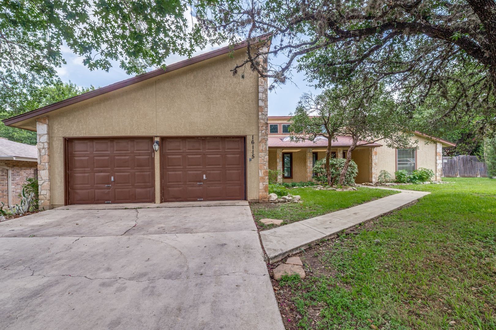 BEAUTIFUL 3-BEDROOM, SINGLE STORY HOME IN HIDDEN FOREST – photo 2