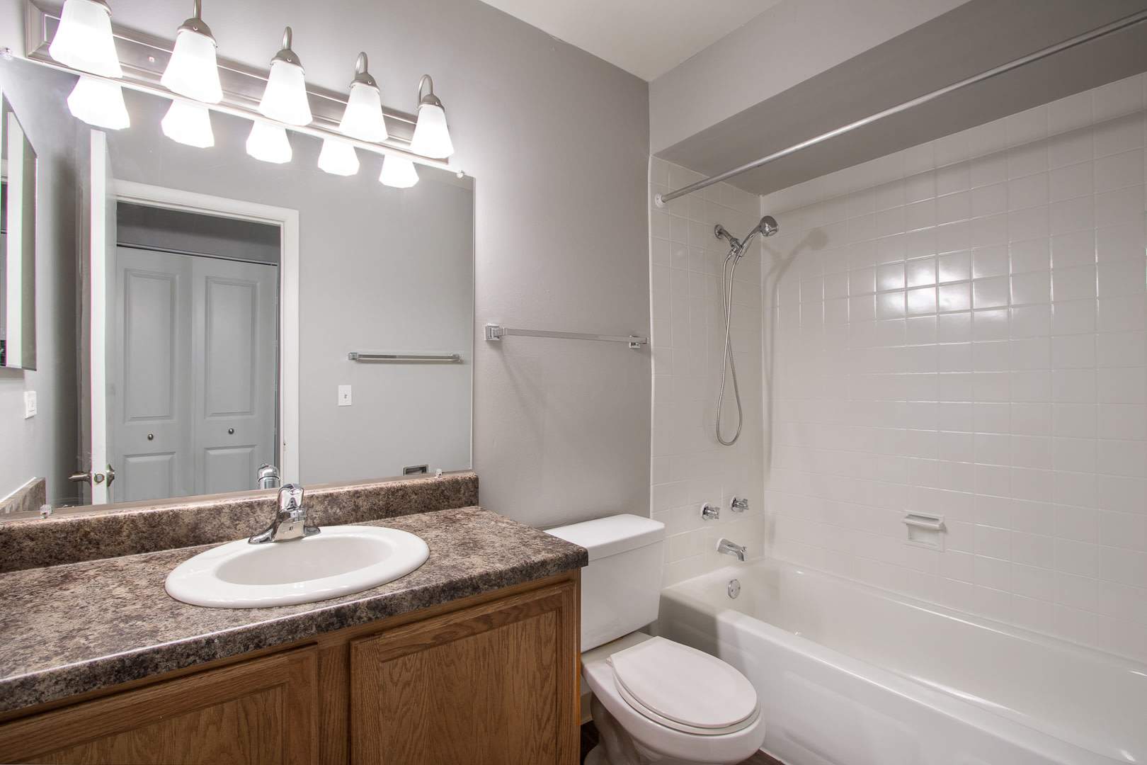 Emerald Pointe Apartments – photo 4