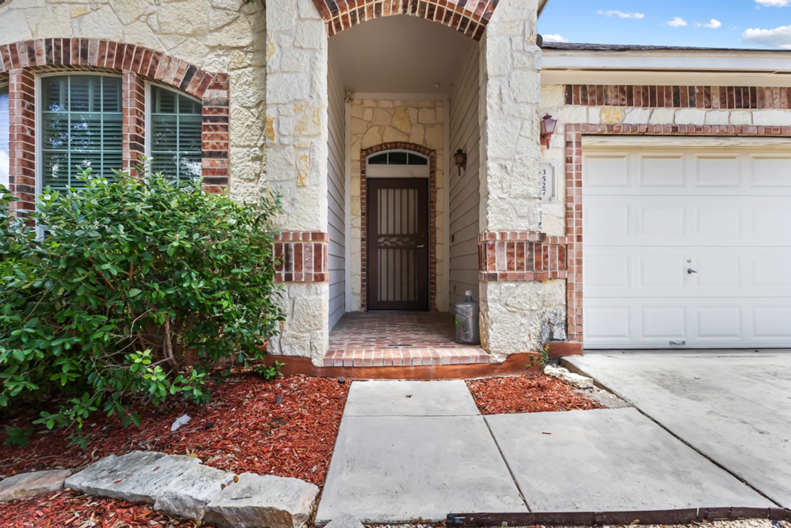Spacious 4 Bedroom Home With Game Room 3 Car Garage – photo 2