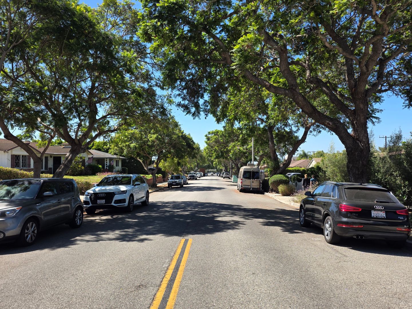 4+2 Single Family home on desirable Ventura street Near Hospital – photo 3