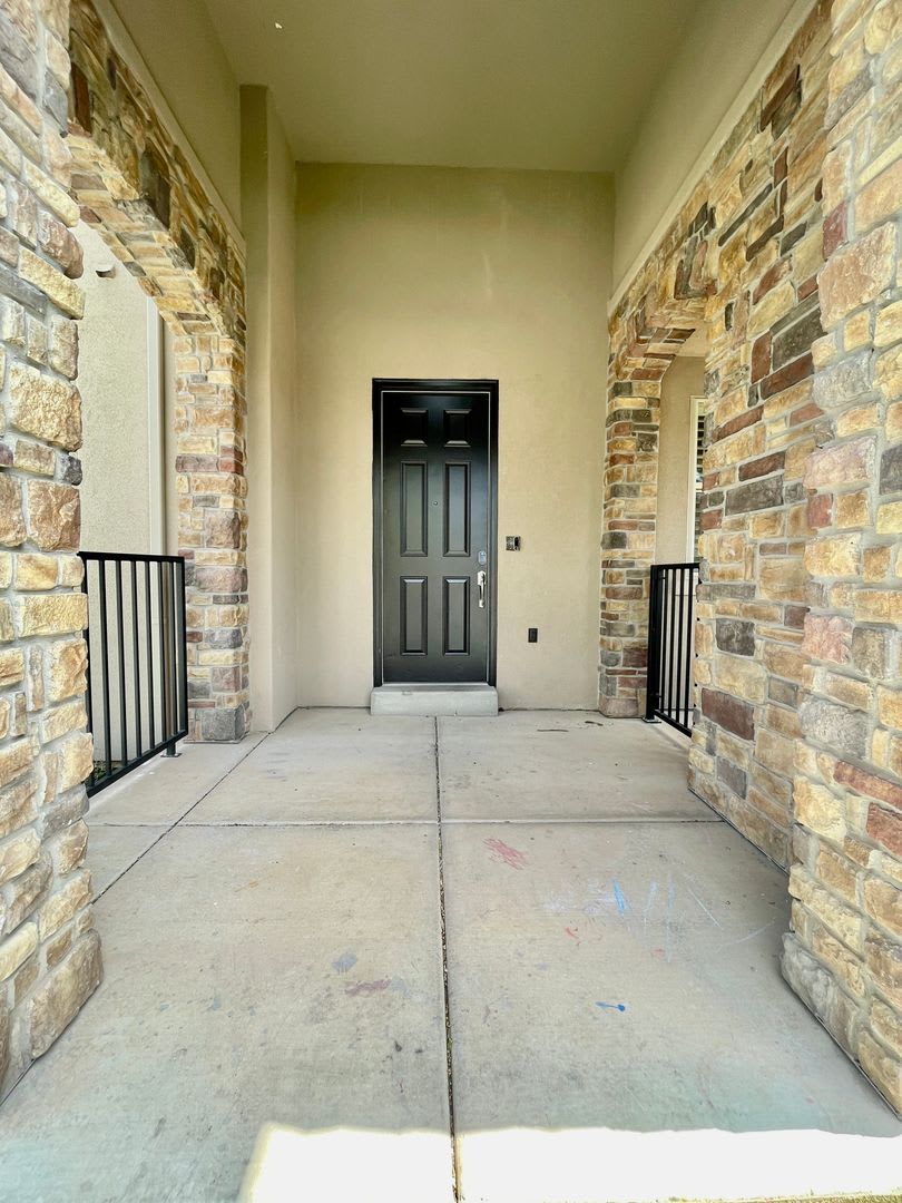 Beautiful Five Bedroom with Office in Desert Hills – photo 3