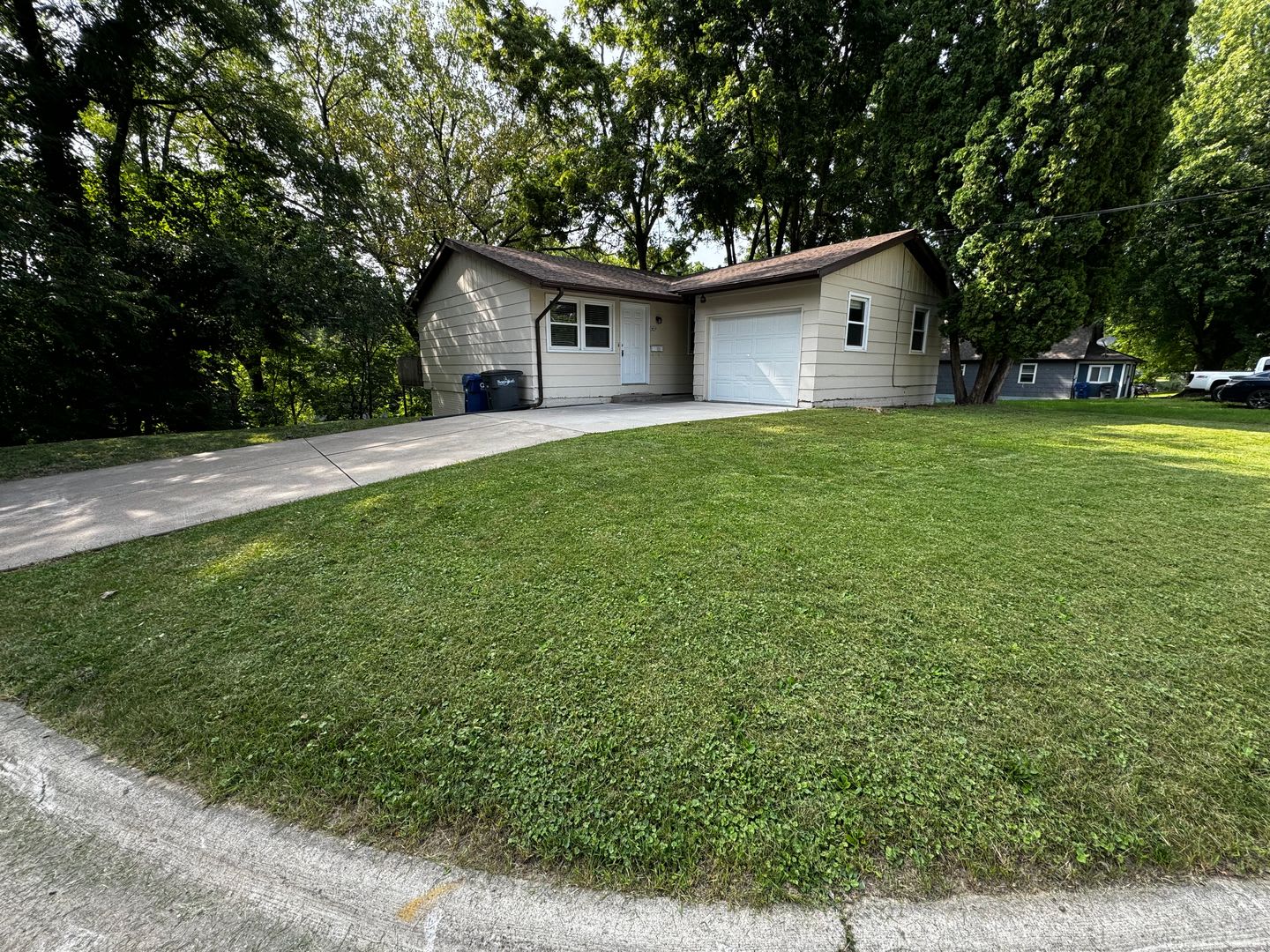3 Bedroom house in Bettendorf 2 Bath 1 car attached garage with walkout basement – photo 1