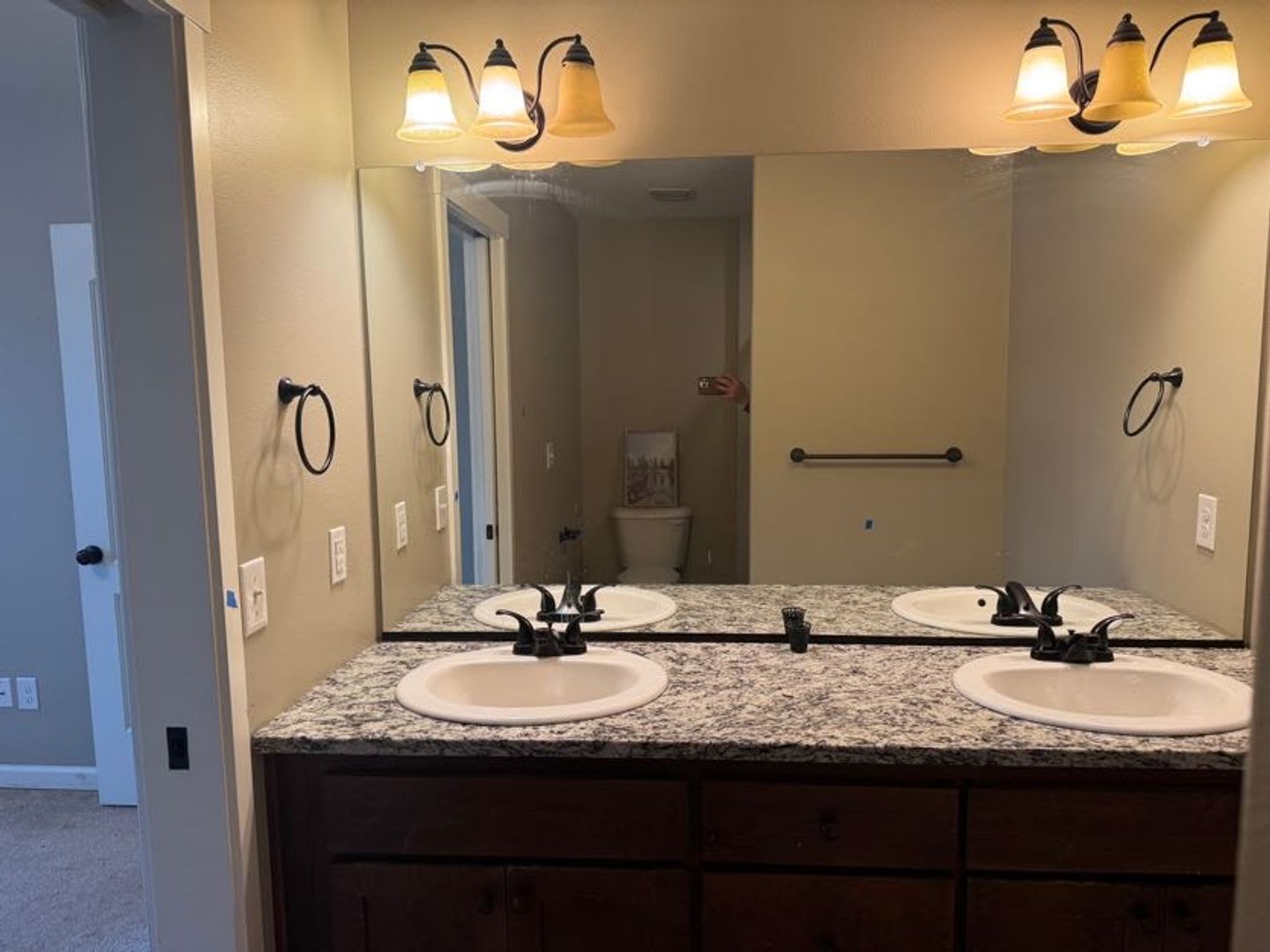 Spacious 3 Bedroom, 2.5 Bathroom Home in Prime Location – photo 2