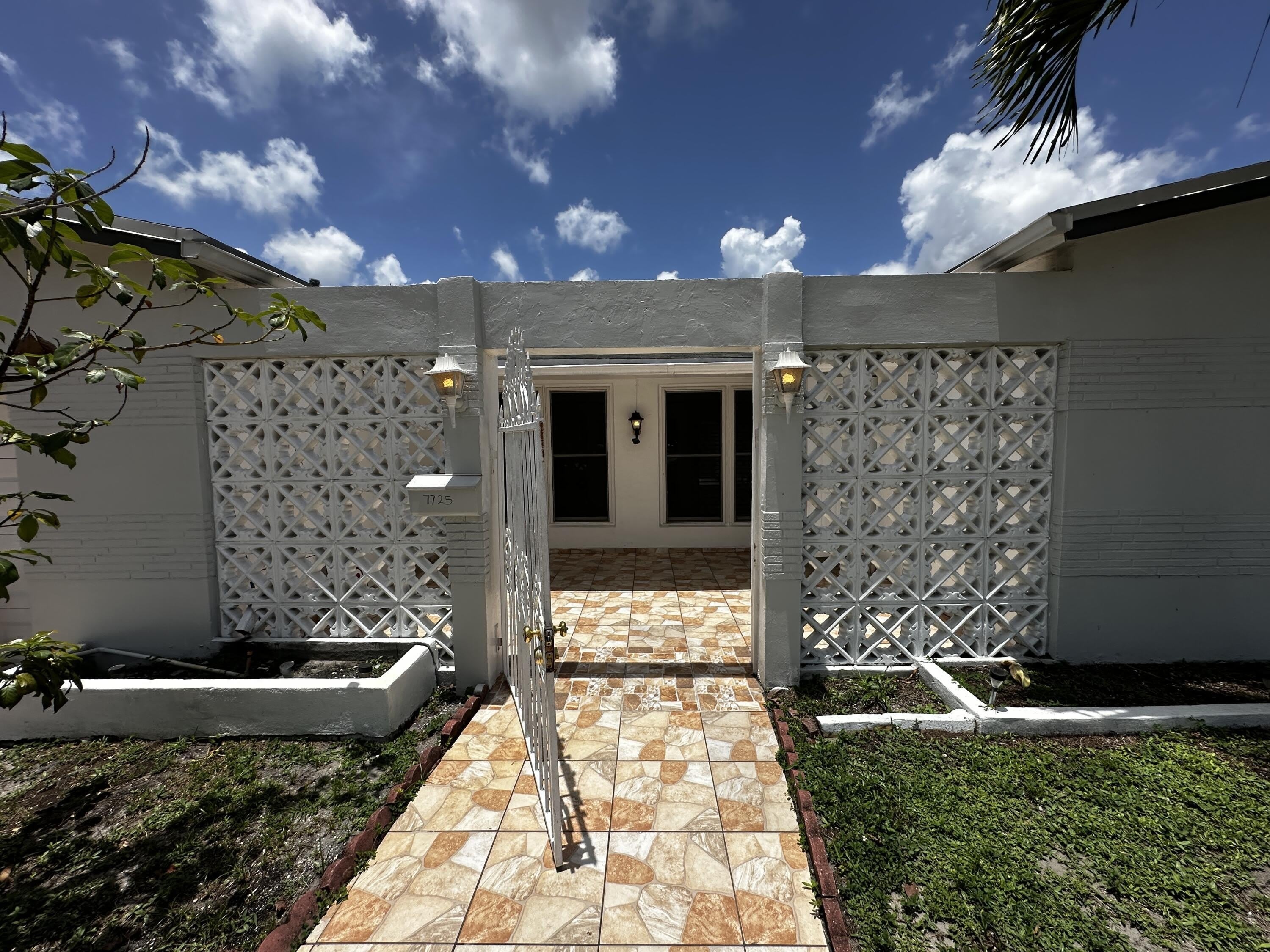 7725 Grandview Boulevard – photo 2
