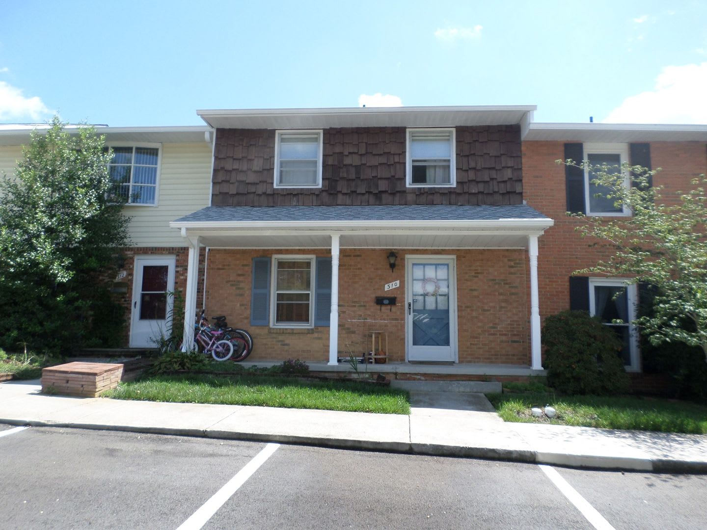 3 Bedroom 1 Full And 2 Half Bath Townhouse – photo 4