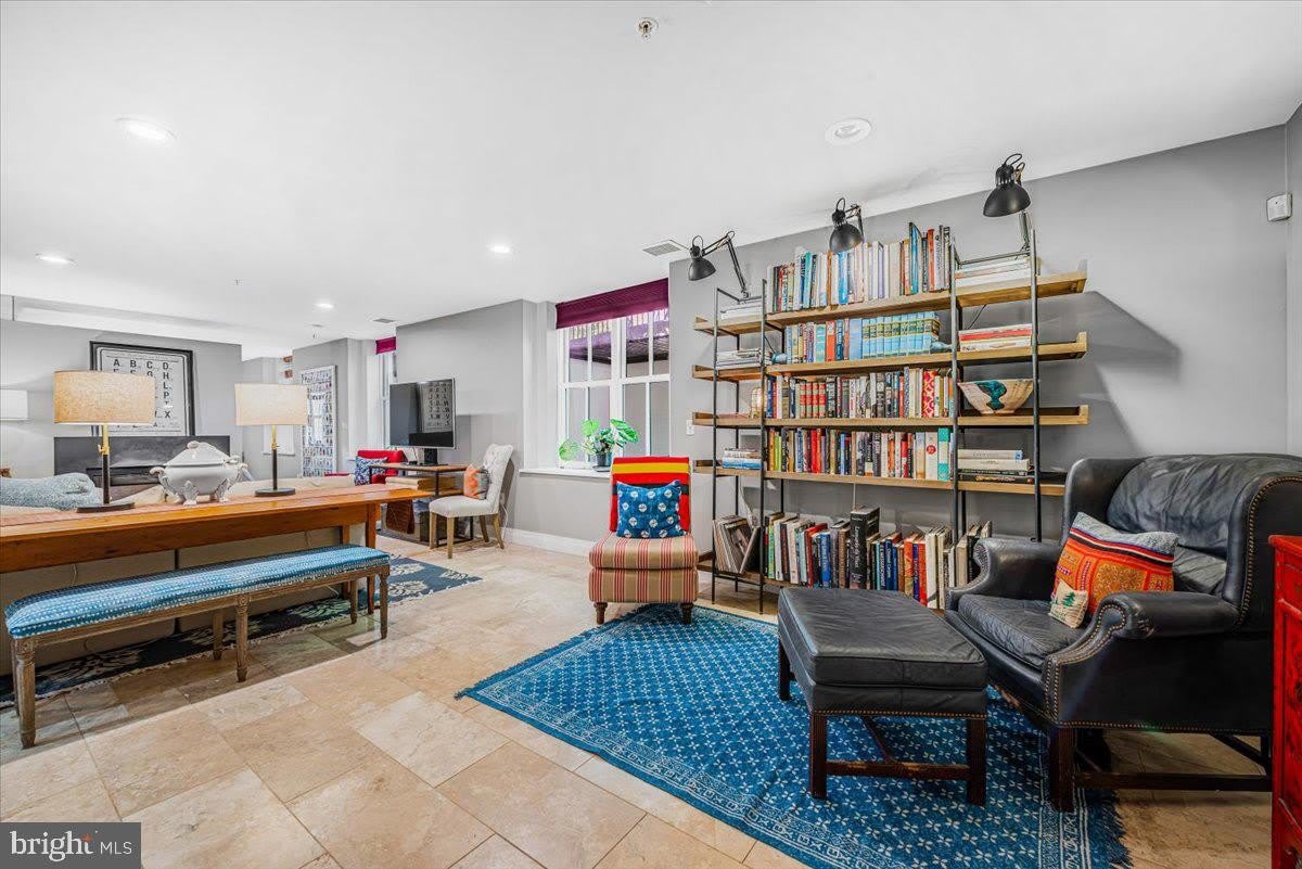 1210 QUEEN ST #1 – photo 3