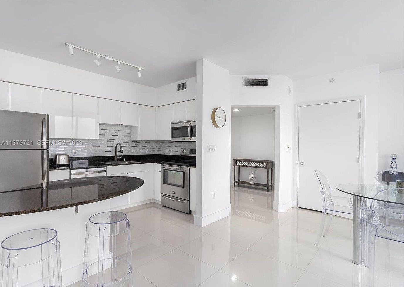 1330 West Ave – photo 1