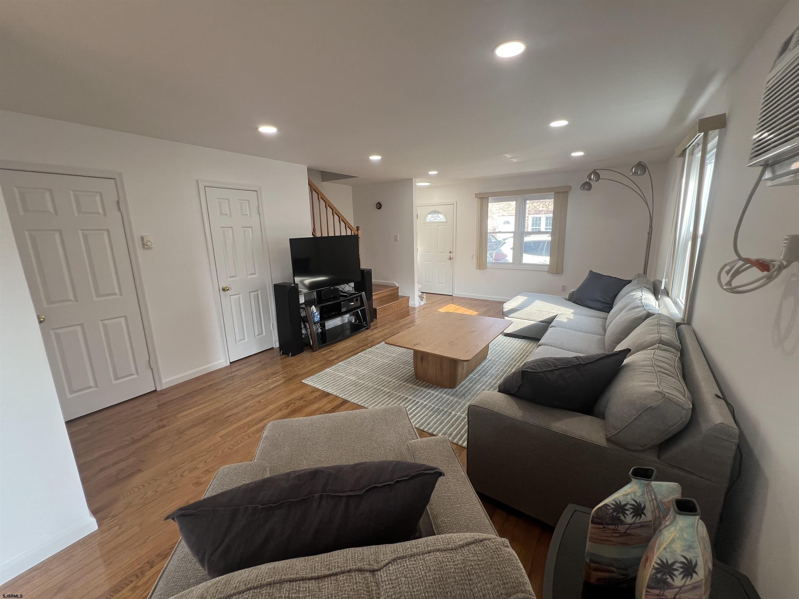 9709 Monmouth Ave – photo 5