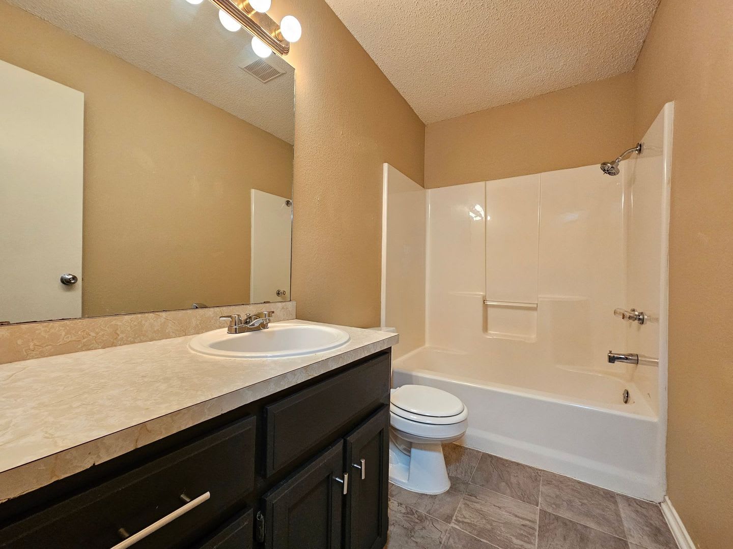 HUGE RENT REDUCTION & AVAILABLE NOW! – photo 4