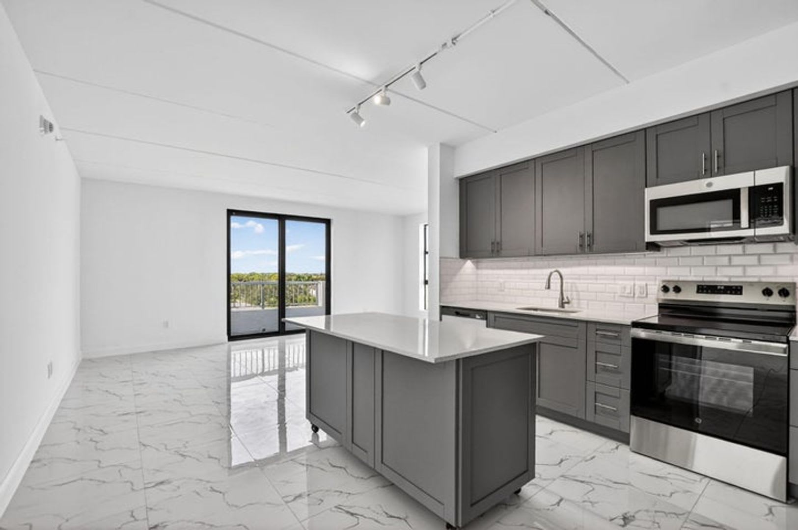 350 W Hidden Valley Boulevard 104, Boca Raton, FL 33487 – photo 1
