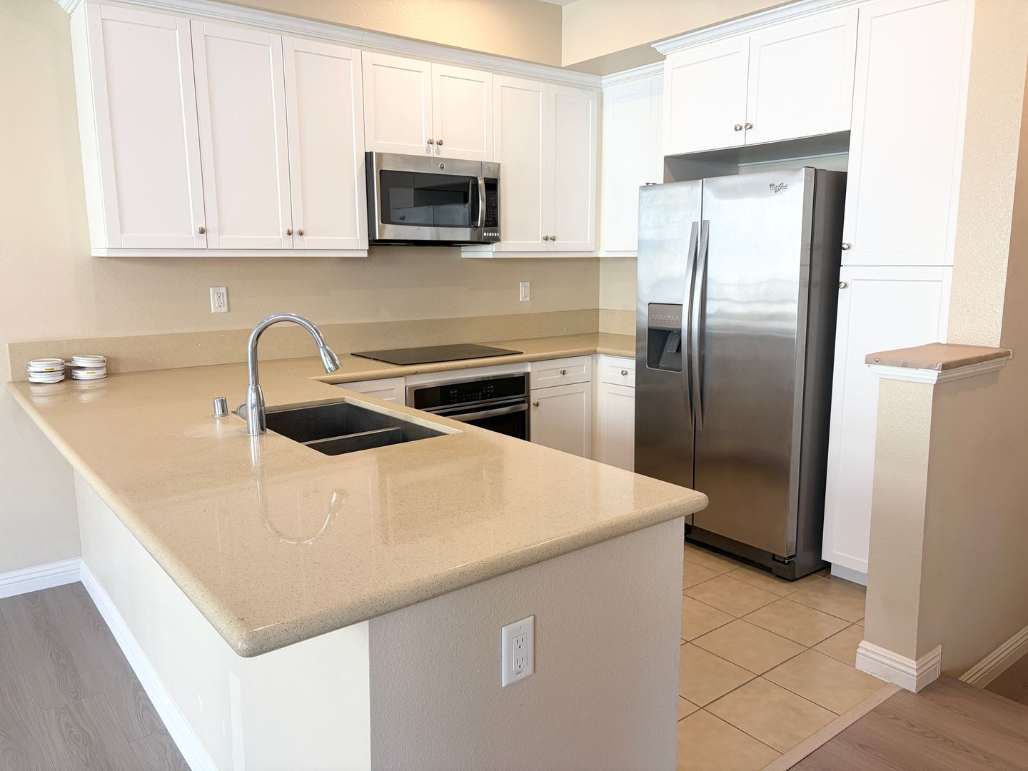 Stylish 3 Story Townhome With Balcony Open Concept Living – photo 3