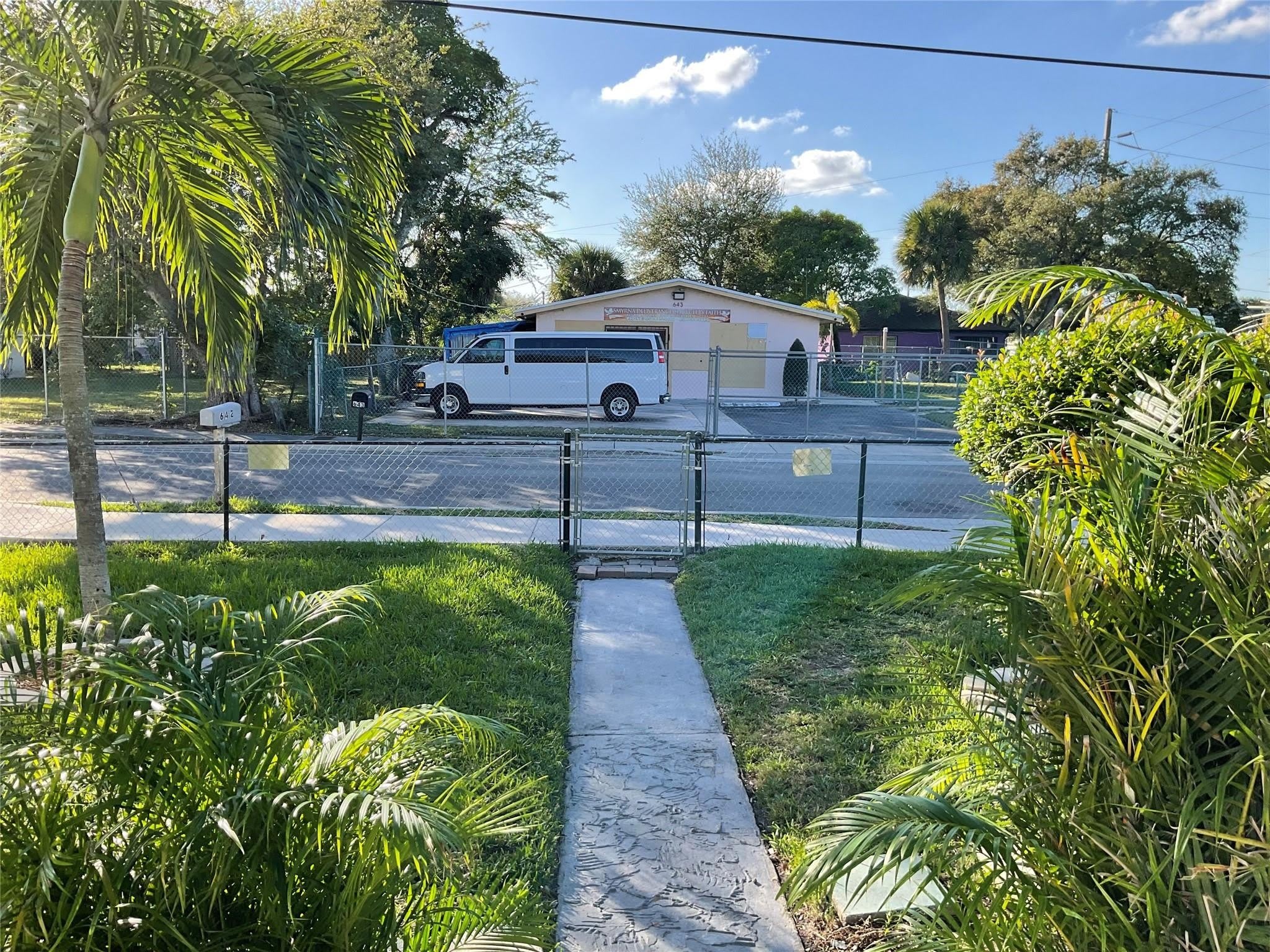 642 NW 14th Way – photo 3