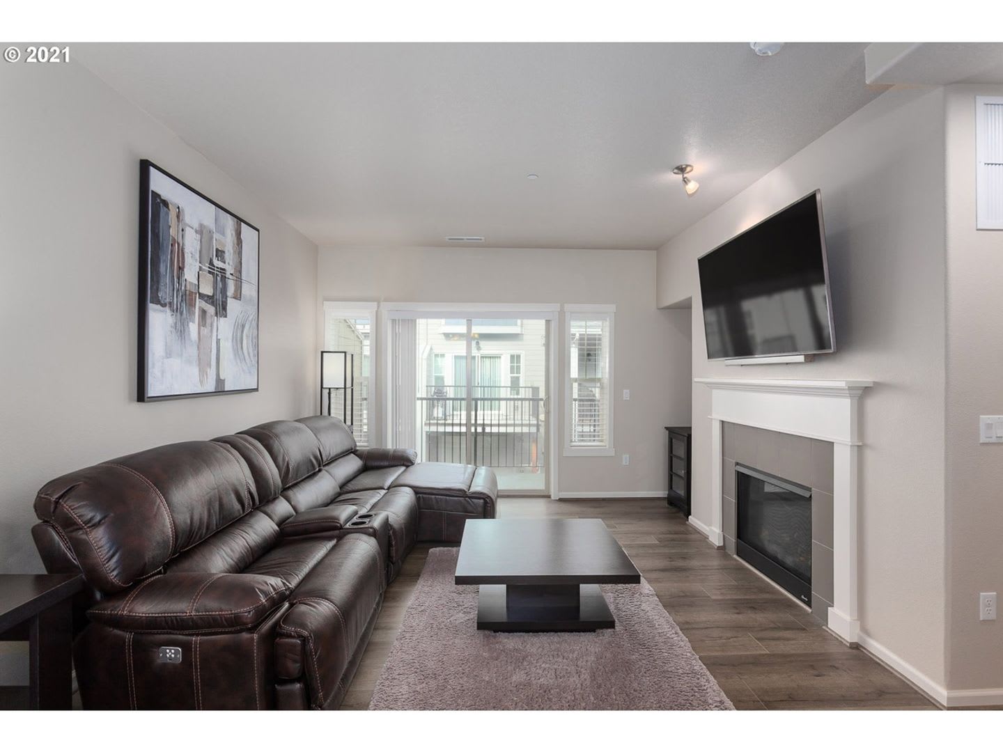 Spectacular 2 Bed 2 5 Bath Office Den Townhome Prime Hillsboro Location Modern Living Close To Everything – photo 3