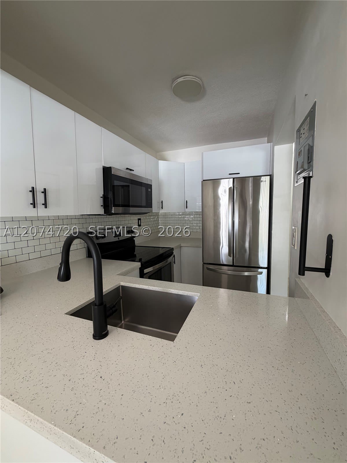 755 SW 6th St – photo 4