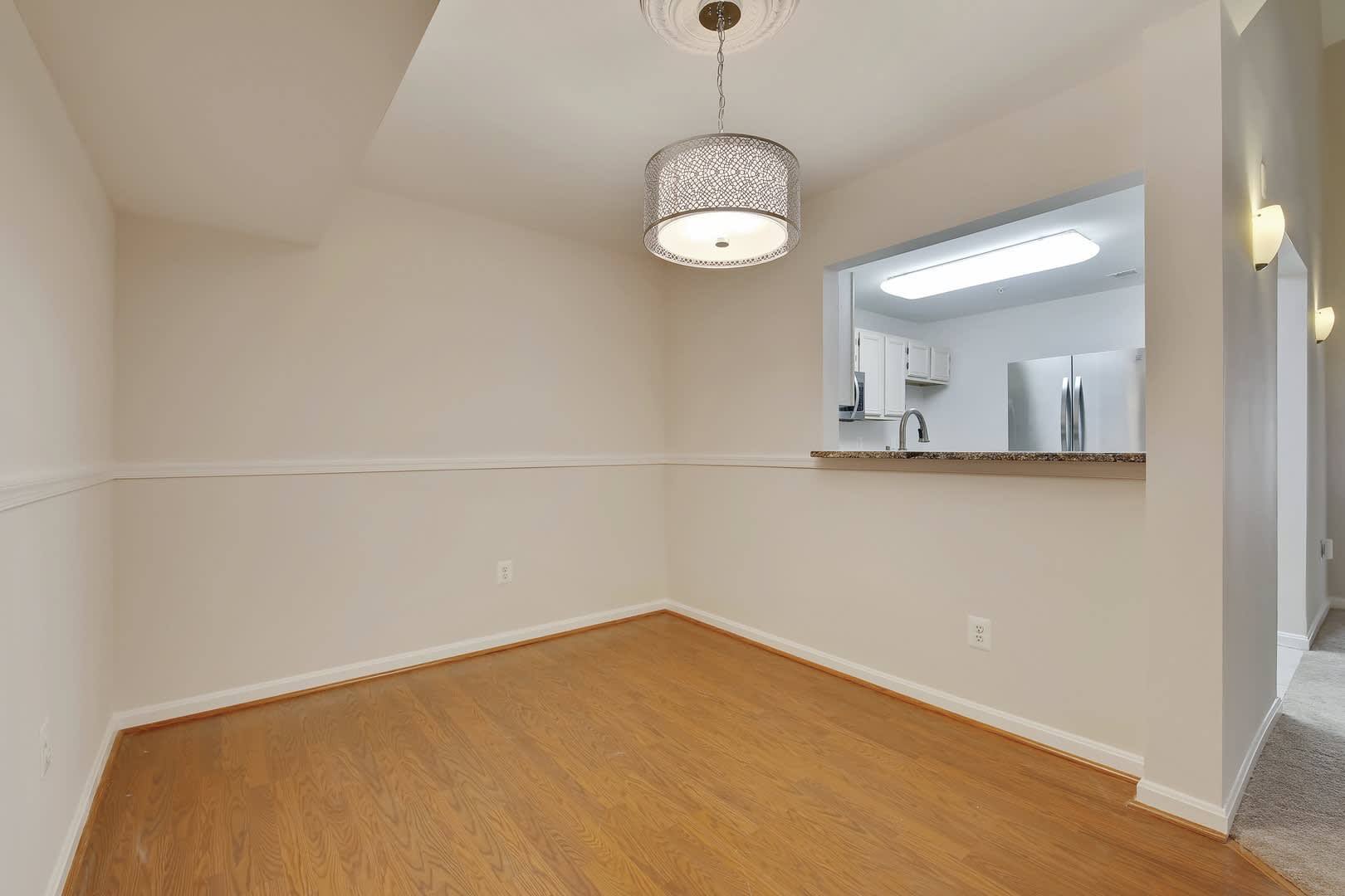 Top-Floor 3BD/3BA seconds to Downtown Crown! – photo 4