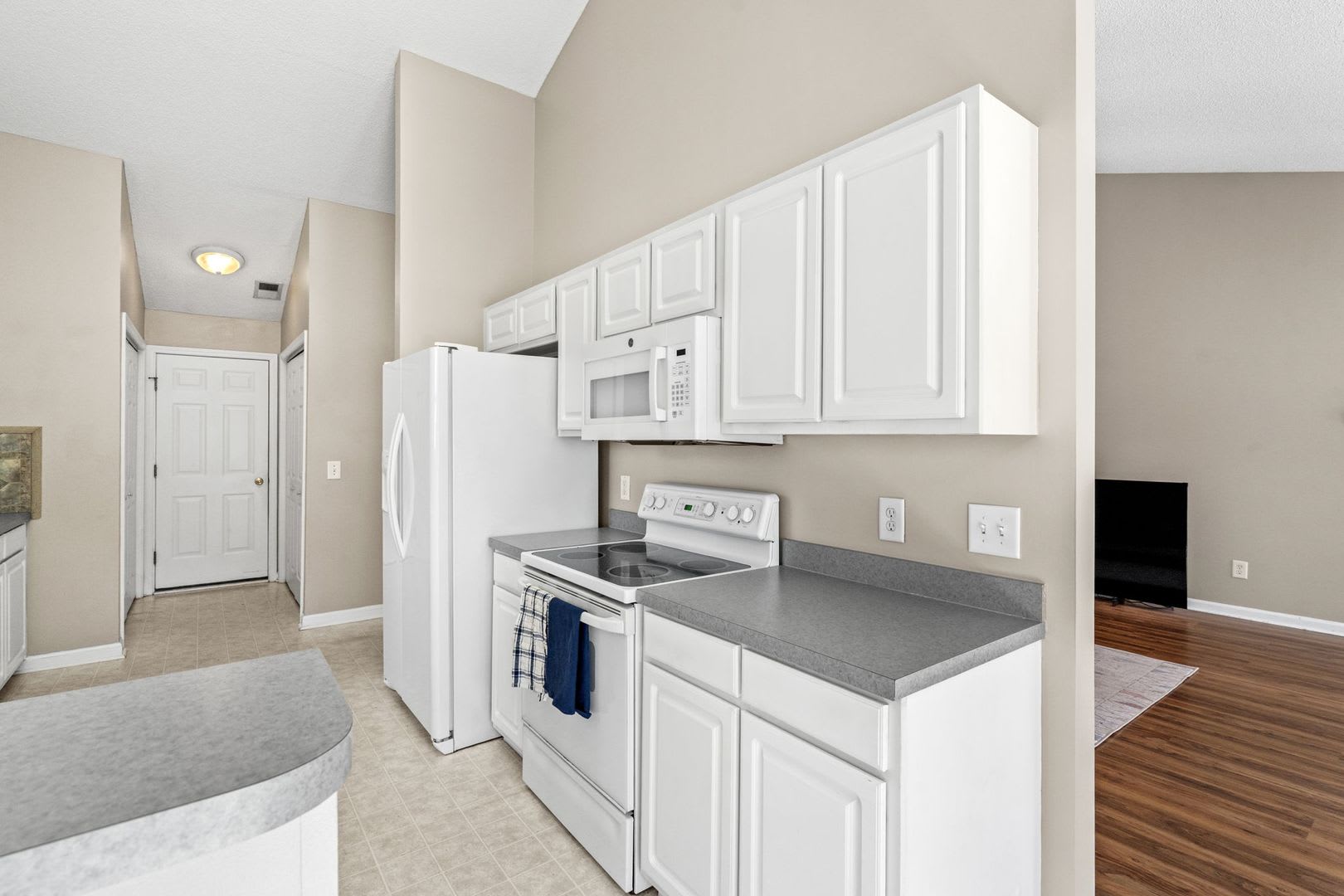 AvaIlable soon! Pet Friendly, Three-Bedroom Home In Southgate! Community Pool! – photo 4
