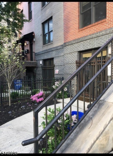 454 Washington St – photo 2