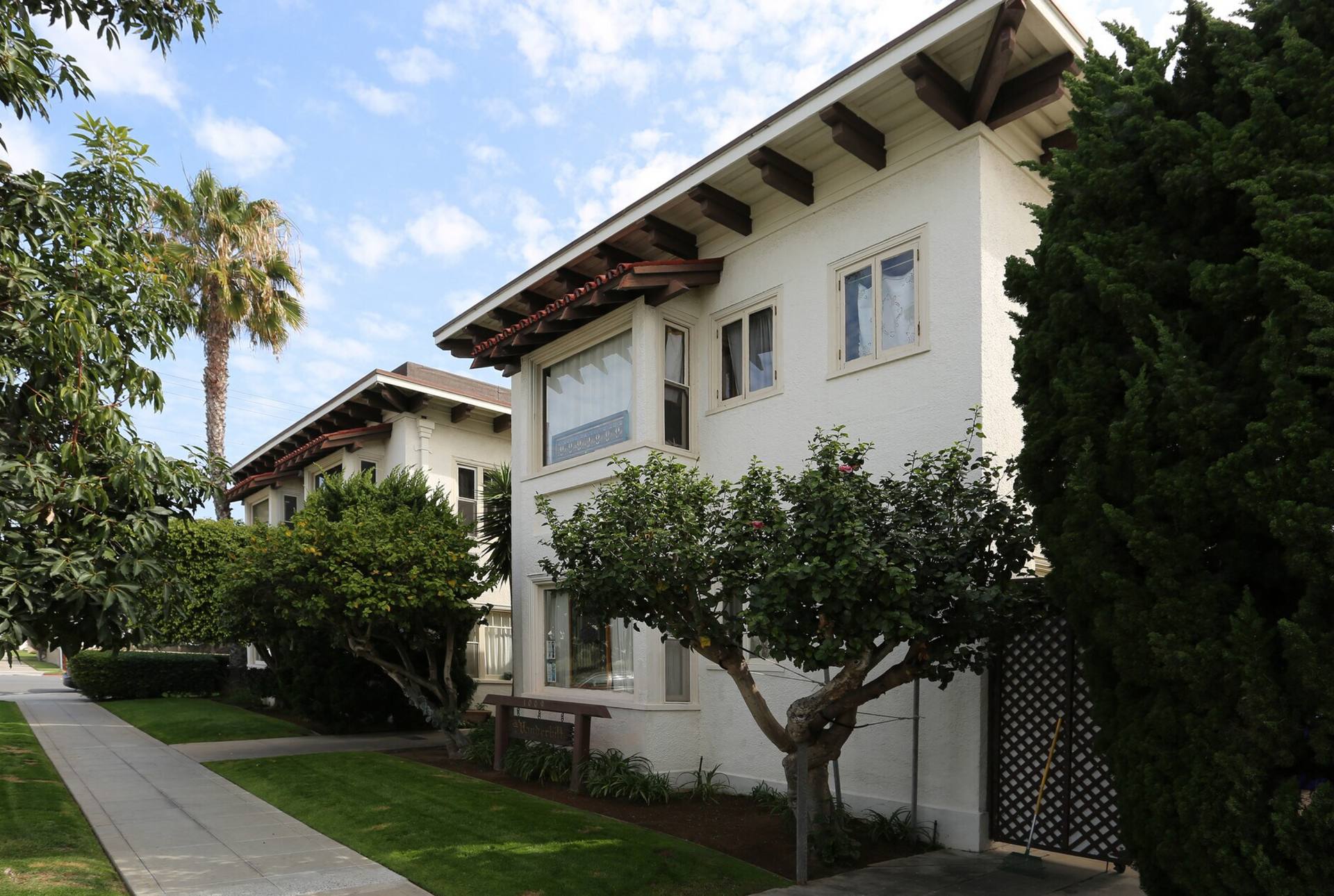 Upstairs One Bed One Bath at the Charming Vanderbilt Apartments! – photo 1
