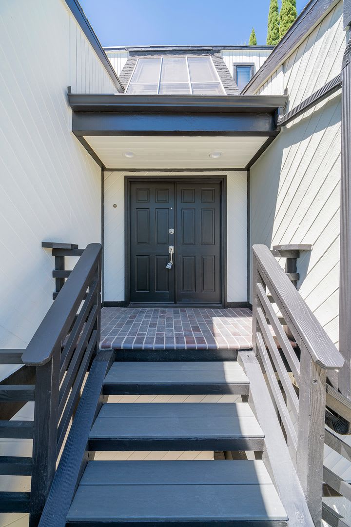 Beautifully Renovated Woodland Hills Home – photo 3