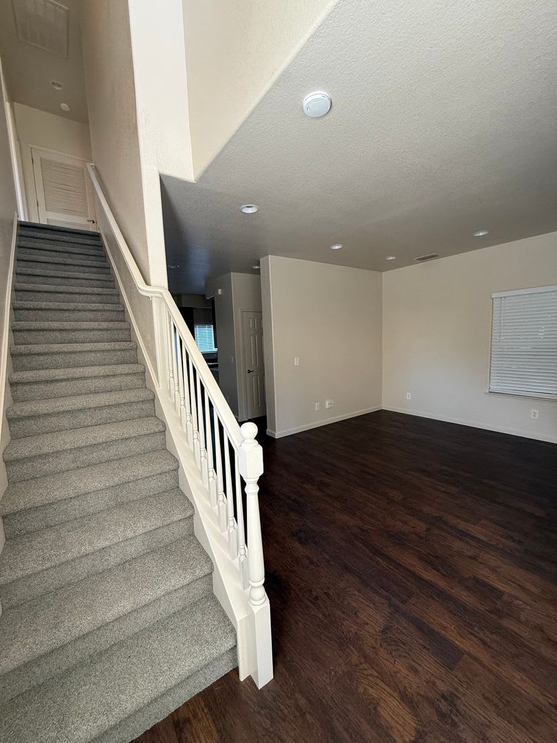 3 Bedroom Home Close To Gym And Shopping 1 000 Off First Month S Rent – photo 3