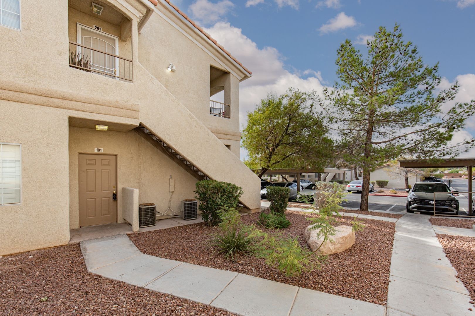 Adorable 1 Bedroom Condo on the First Floor – photo 2