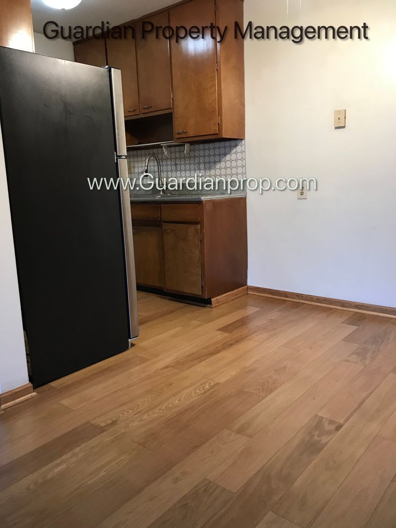 Bloomington Main Floor Apartment, Granite Countertops, Heat Paid, Free Parking, Storage Unit Included – photo 2