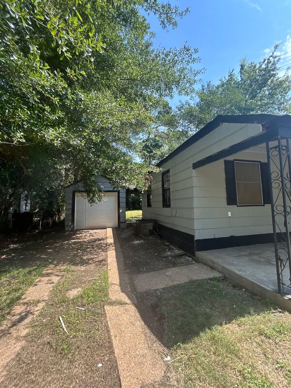236 Decelle Street – photo 3