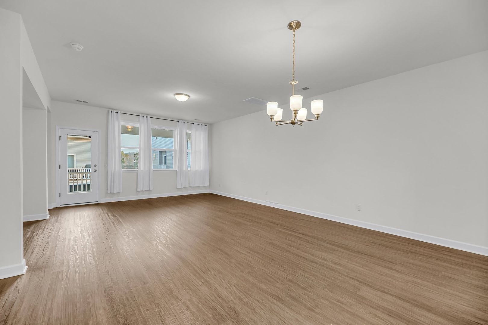 FIRST MONTHS RENT FREE WITH SIGNED 2 YEAR LEASE – photo 4