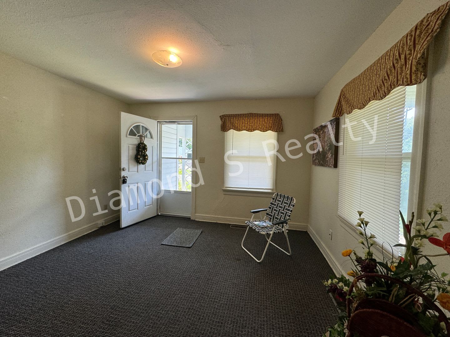 Cute and Clean 2 Bedroom Home Available Now! – photo 2