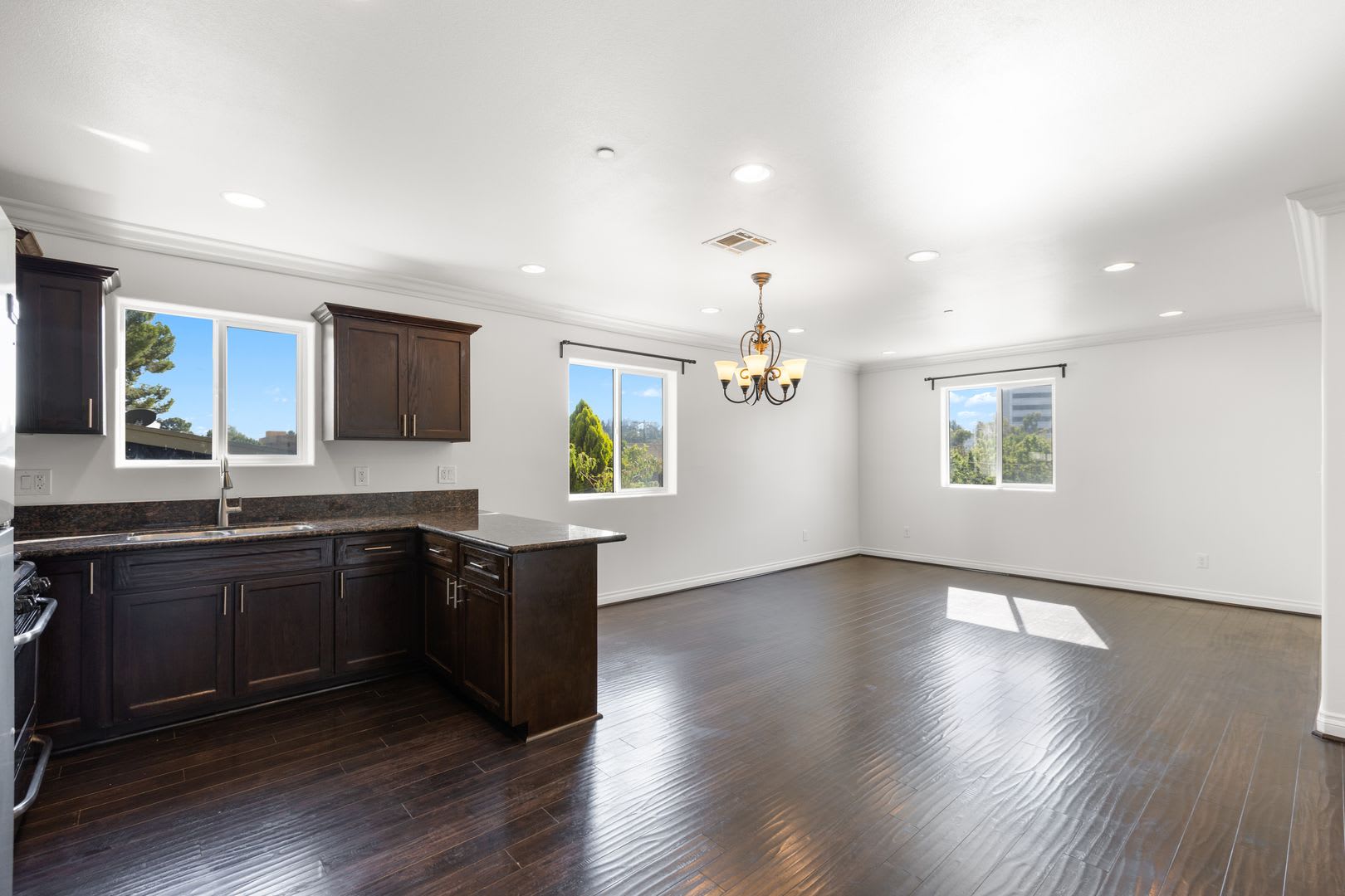 4 Bed / 3 Bath Townhouse – photo 4