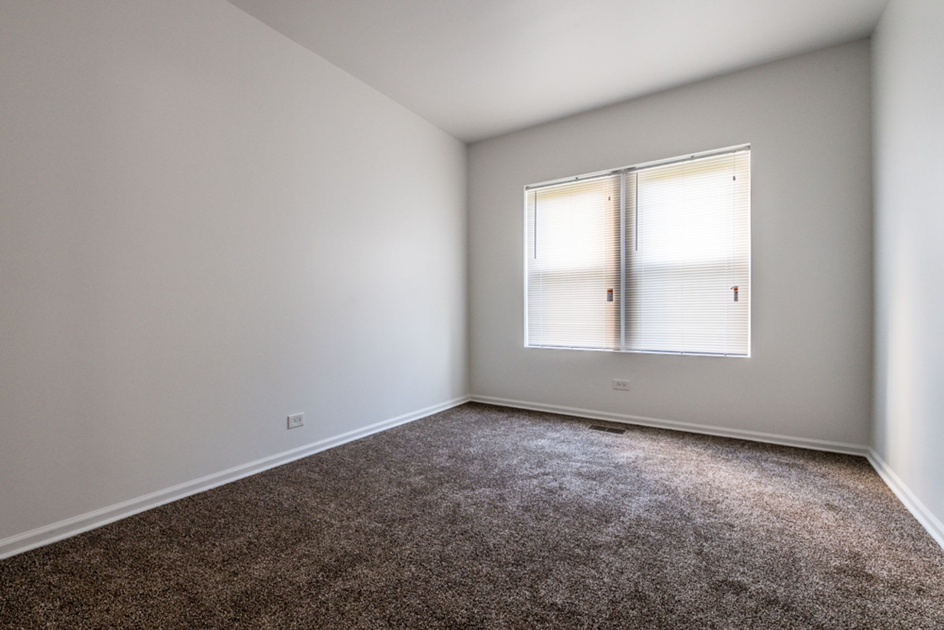 7846 S Saginaw Ave – photo 4
