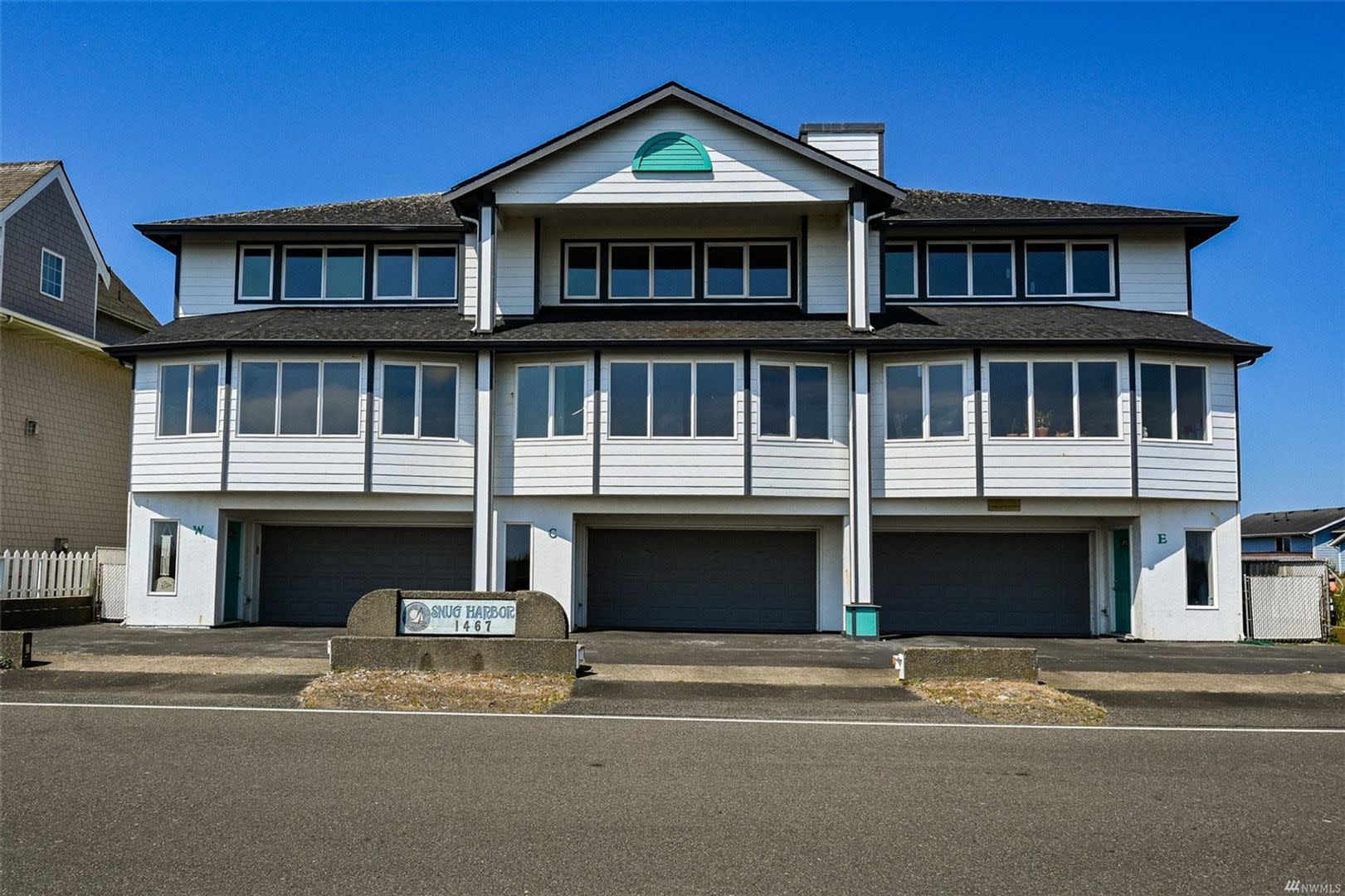 3 BR, 2.5 BA Large Townhouse with Bonus Living Room – photo 2