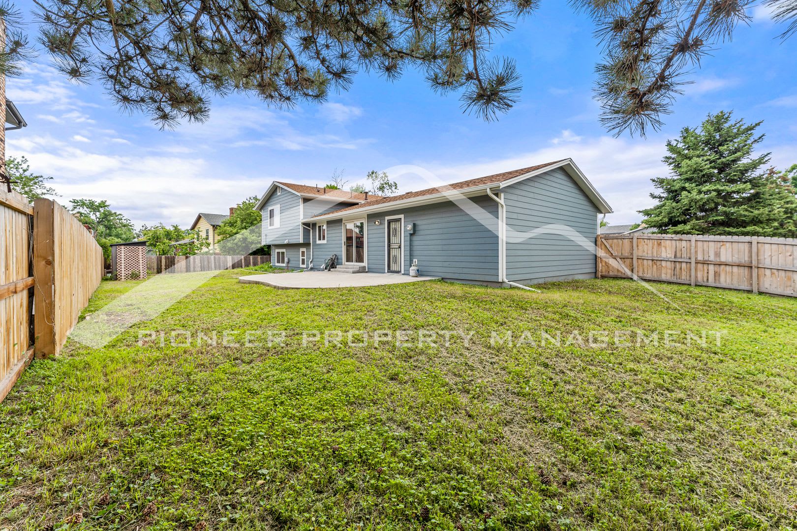Beautiful Home with 2 Car Garage and Fenced Back Yard – photo 3