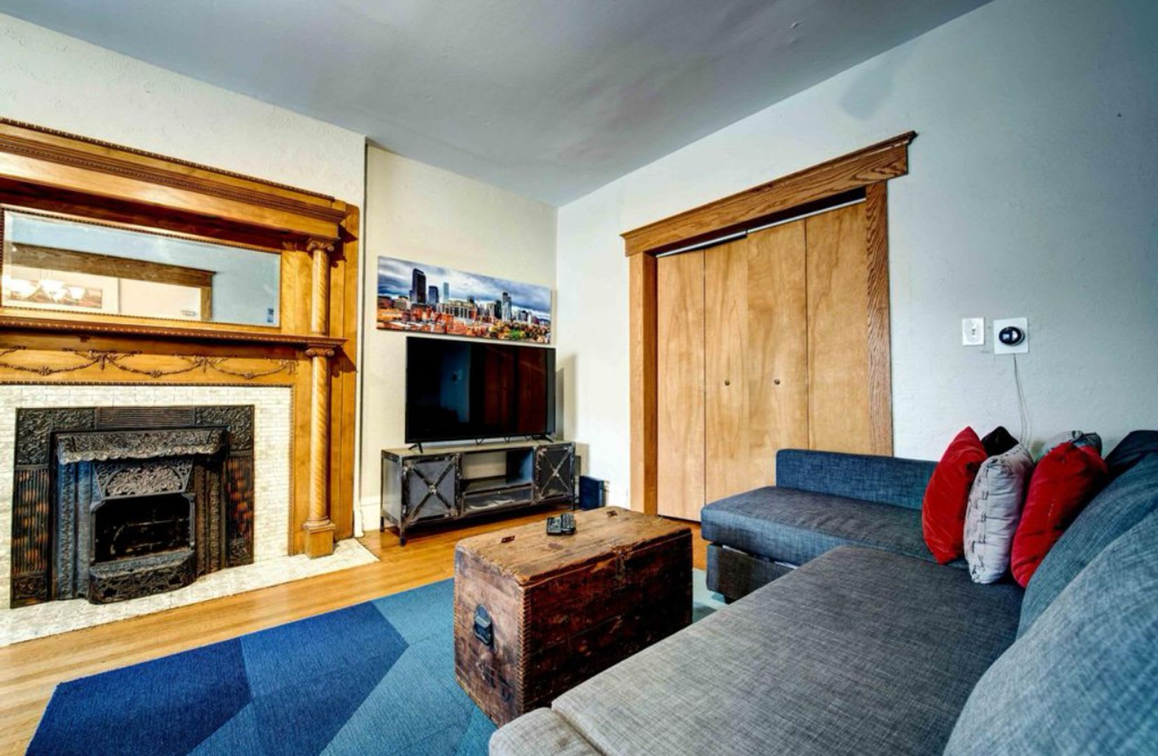 Beautiful two story unit with Victorian charm – photo 4